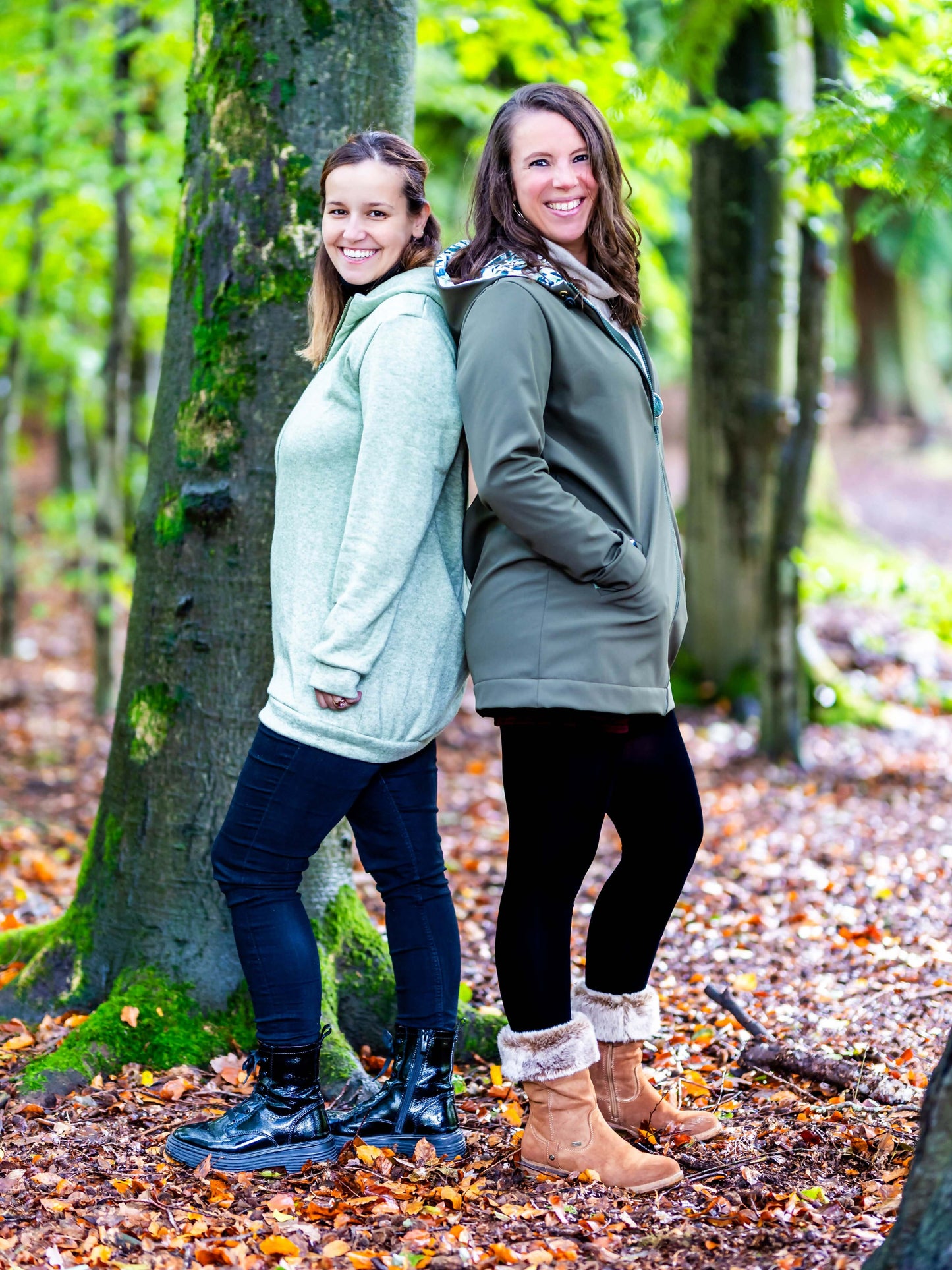 Deux femmes portant MACADAMIA : LE sweat / veste zippée à capuche dans une forêt, patron de couture pdf à télécharger.
