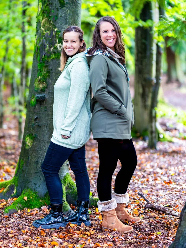 Deux femmes portant MACADAMIA : LE sweat / veste zippée à capuche dans une forêt, patron de couture pdf à télécharger.