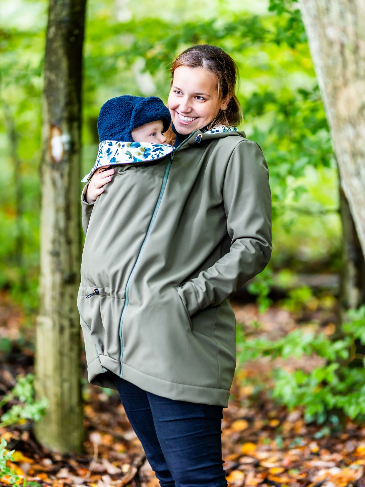 MACADAMIA : LE sweat / veste zippée à capuche avec insert de portage, patron de couture pdf à télécharger. Femme portant bébé.