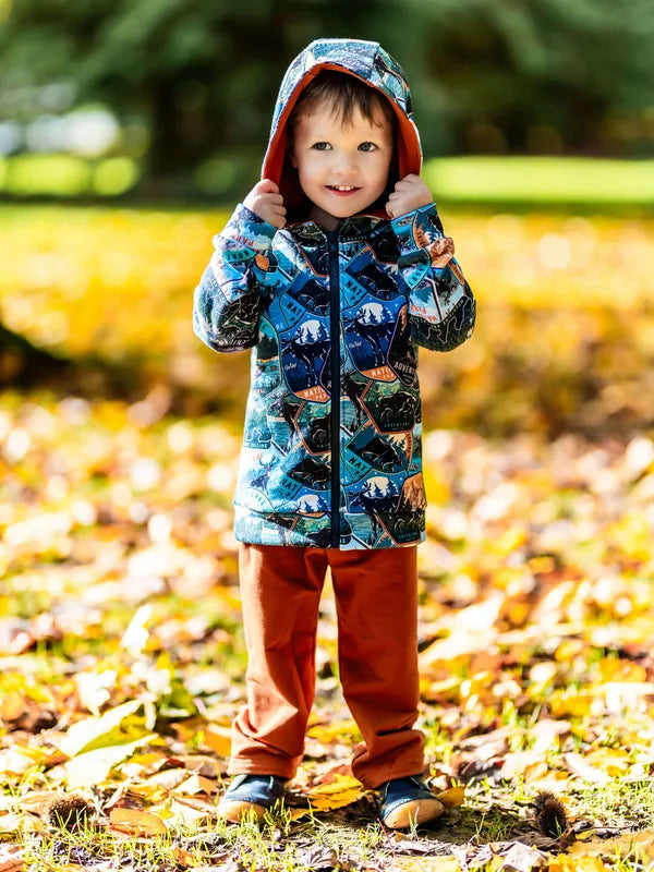 Enfant portant un sweat MACADAMIA : LE sweat / veste zippée à capuche, patron de couture pdf à télécharger, dans un parc automnal.