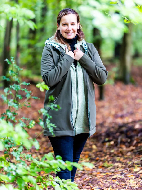 Femme portant le MACADAMIA : LE sweat / veste zippée à capuche dans une forêt, patron de couture pdf à télécharger.