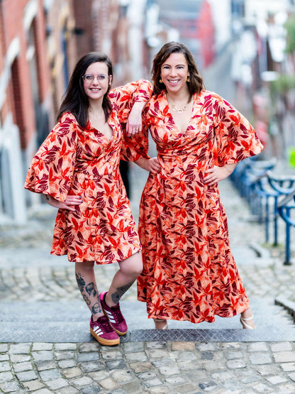 Deux femmes portant MANDARINE : la robe / blouse portefeuille, patron de couture pdf à télécharger, dans une rue pavée.