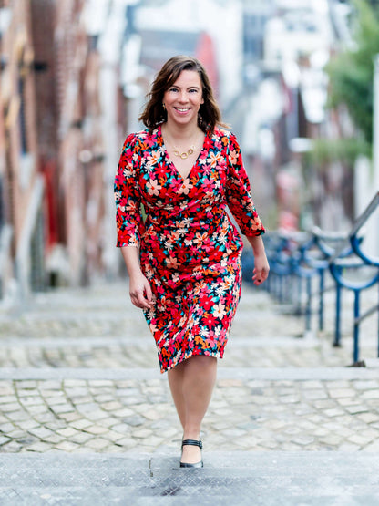 Femme portant MANDARINE : la robe / blouse portefeuille fleuri, patron de couture pdf à télécharger, marchant dans la rue
