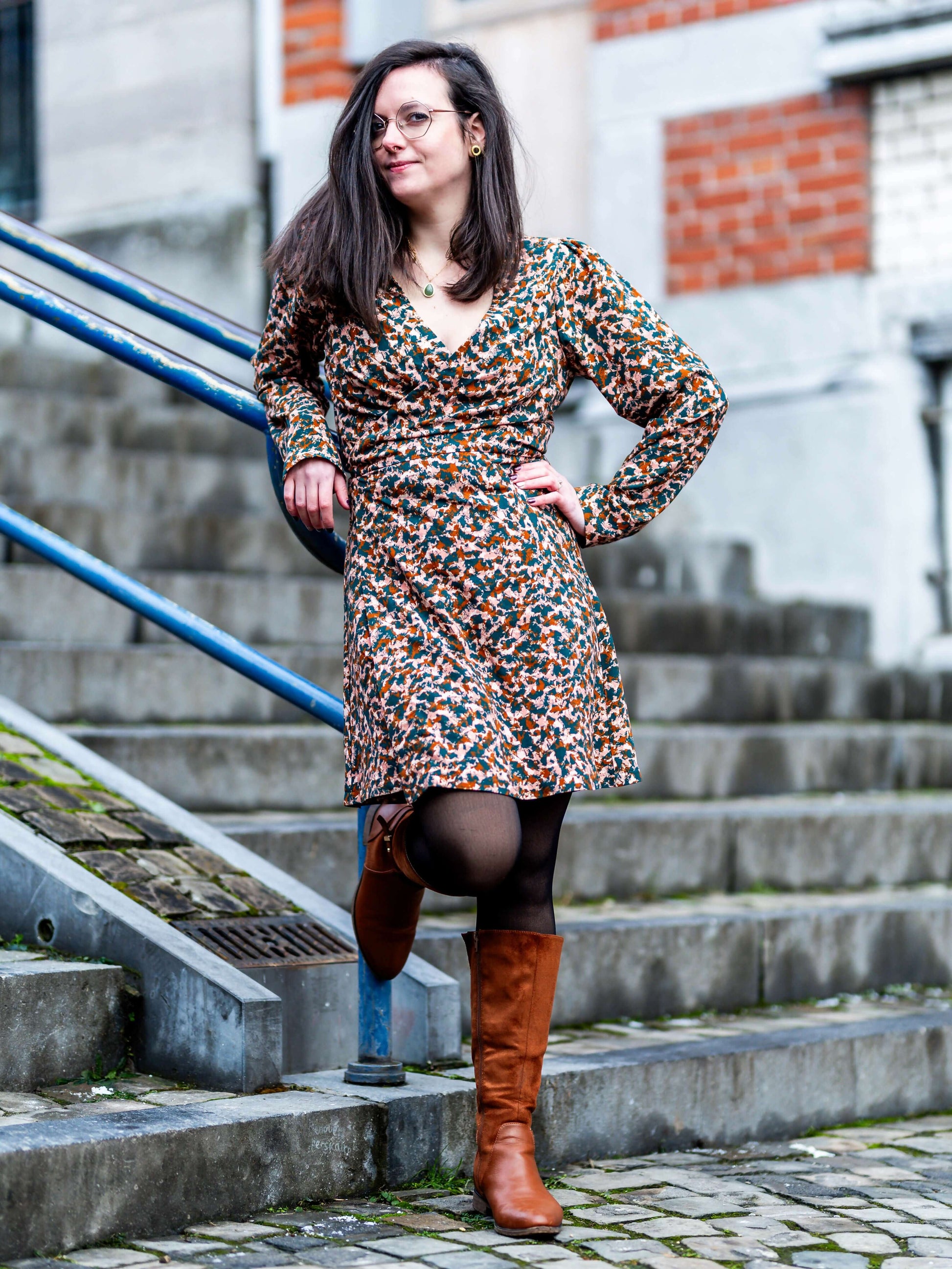 Femme portant MANDARINE : la robe / blouse portefeuille, patron de couture pdf à télécharger, style élégant et tendance.