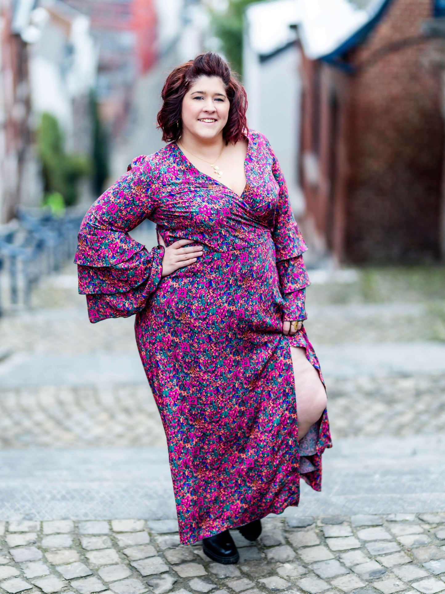 Femme portant MANDARINE : la robe / blouse portefeuille, patron de couture pdf à télécharger, sur une rue pavée.