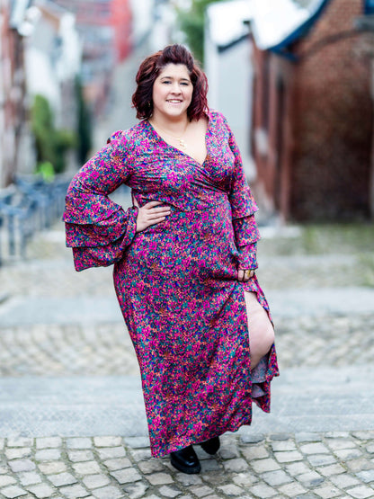 Femme portant MANDARINE : la robe / blouse portefeuille, patron de couture pdf à télécharger, sur une rue pavée.