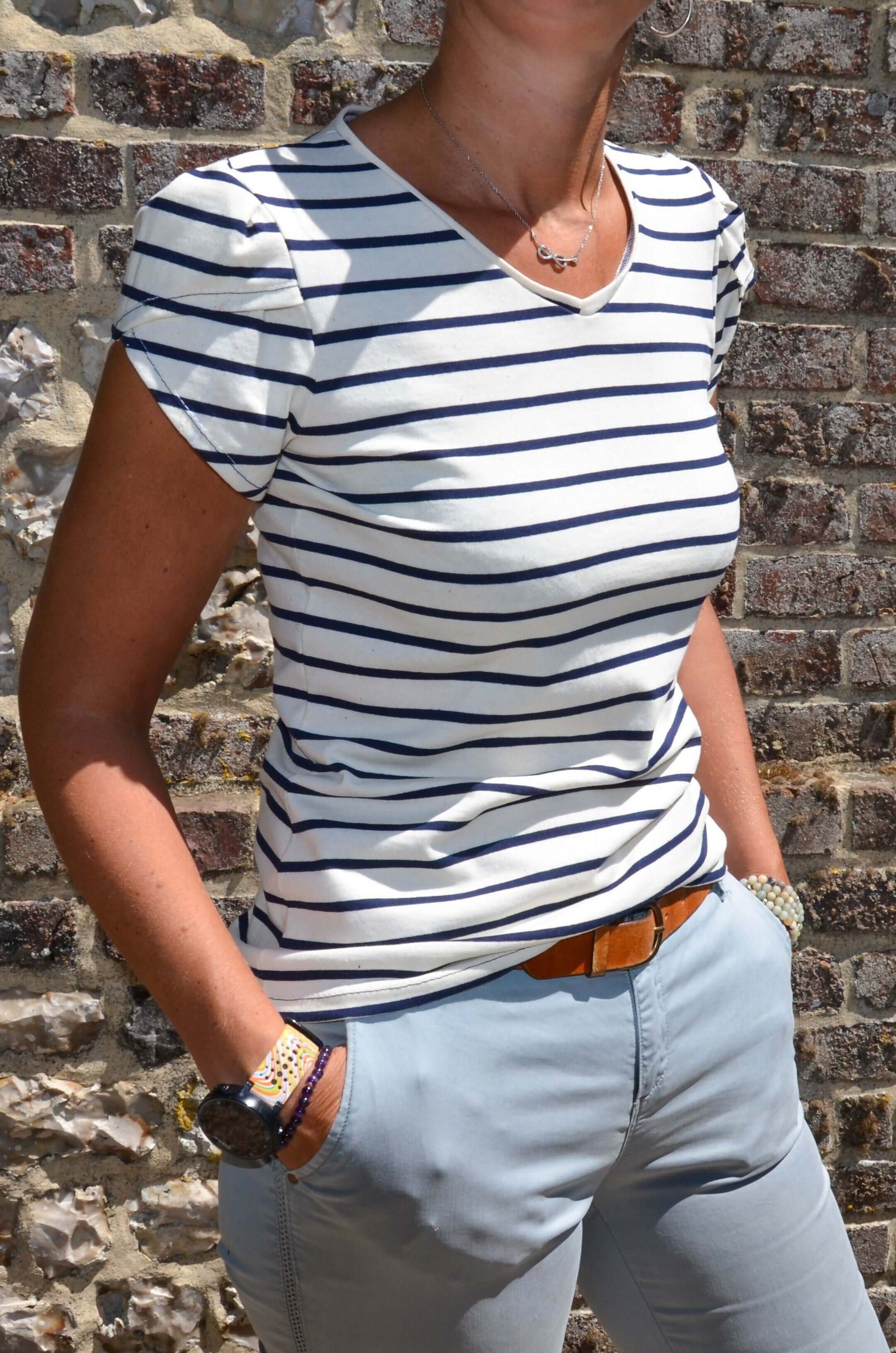 Femme portant un MELLITE - Tshirt / Débardeur pour Femme à rayures, col V, avec patron de couture pdf à télécharger.