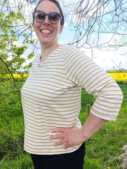 Femme souriante portant MELLITE - Tshirt / Débardeur pour Femme à rayures, manches 3/4, patron de couture pdf à télécharger
