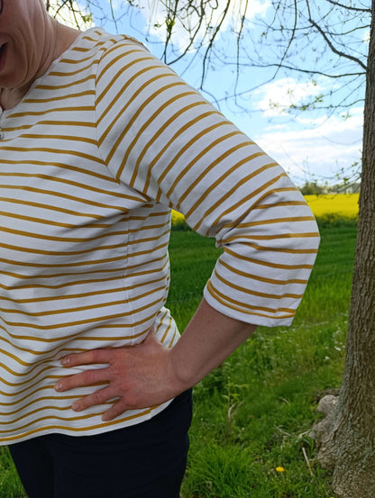 MELLITE - Tshirt / Débardeur pour Femme à rayures jaunes et blanches, manches MIDI, affichant un patron de couture pdf à télécharger.