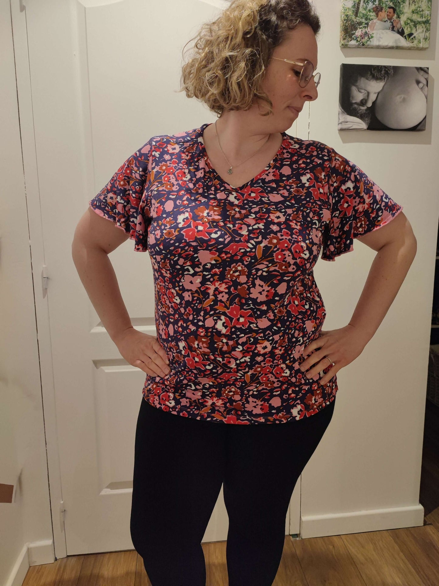 MELLITE - Tshirt / Débardeur pour Femme, patron de couture PDF à télécharger, avec manches papillon et col en V, tenue florale colorée.