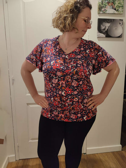 MELLITE - Tshirt / Débardeur pour Femme, patron de couture PDF à télécharger, avec manches papillon et col en V, tenue florale colorée.