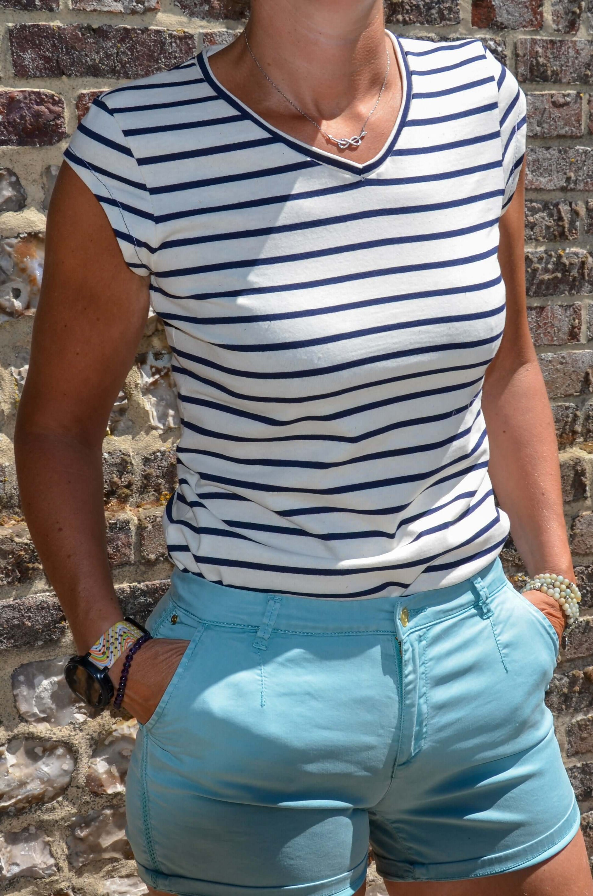 Femme portant le MELLITE - Tshirt / Débardeur à rayures, patron de couture pdf à télécharger.