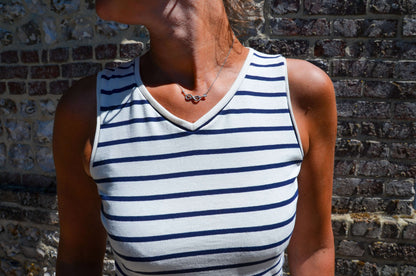 Femme portant un débardeur rayé col en V, produit MELLITE - Tshirt / Débardeur pour Femme, patron de couture pdf à télécharger