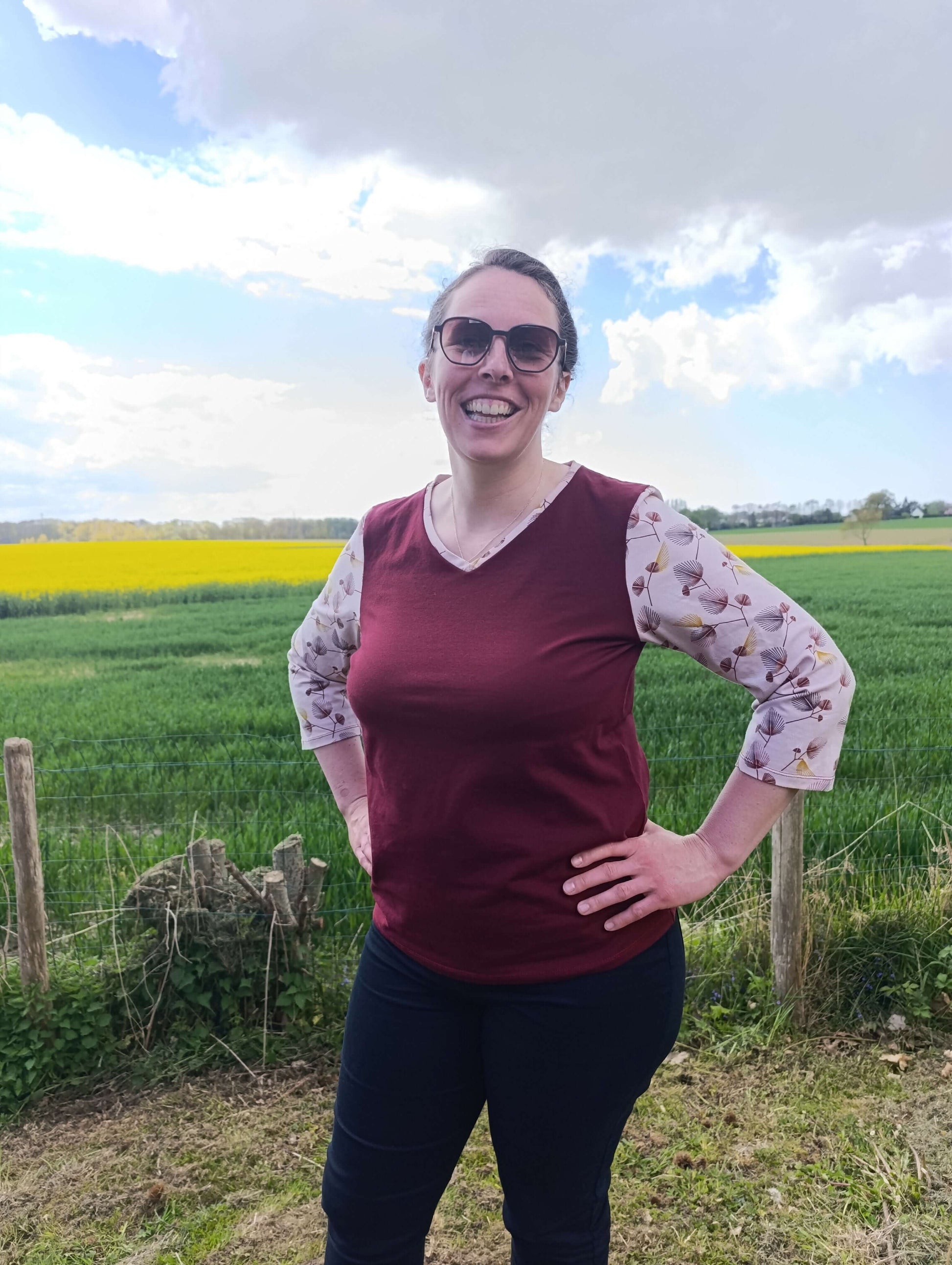 Femme portant MELLITE - Tshirt / Débardeur pour Femme, patron de couture pdf à télécharger, manches MIDI, V-col, en plein air.