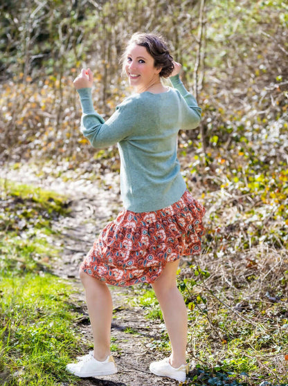 Femme portant MERISE - La jupette à volants, patron de couture pdf à télécharger, dans un cadre naturel.
