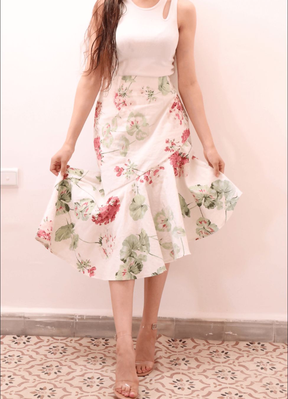 Femme portant une jupe florale volantée, illustrant un style moderne et fluide. Ideal pour mettre en valeur des patrons de couture pdf à télécharger.