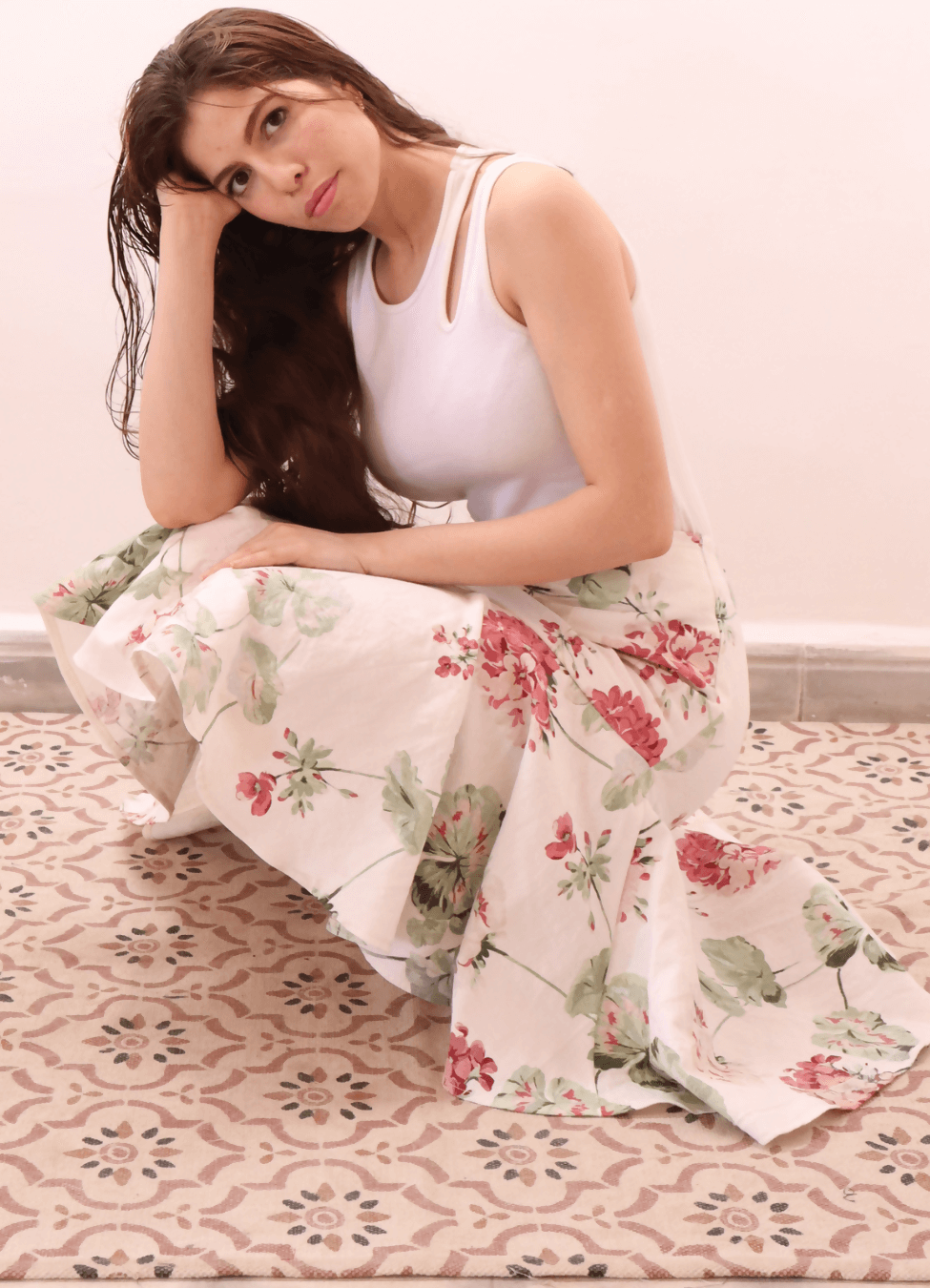 Femme portant la MONICA Jupe asymétrique-taille de 30 à 58 EU, patron de couture pdf à télécharger, sur un tapis à motifs.