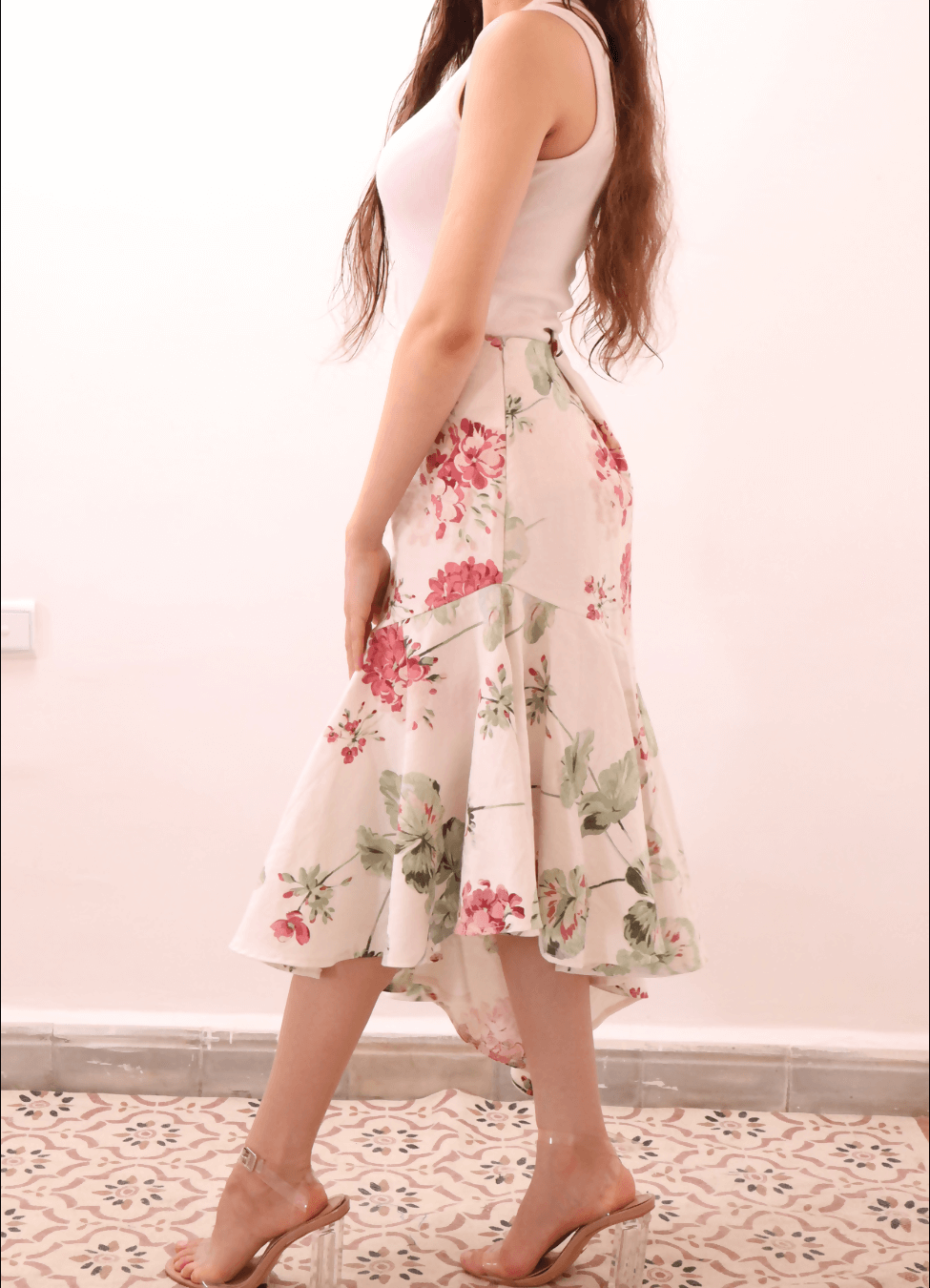 Femme portant la MONICA Jupe asymétrique-taille de 30 à 58 EU, patron de couture pdf à télécharger, avec motif floral et design élégant.