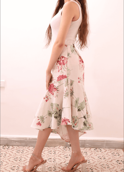 Femme portant la MONICA Jupe asymétrique-taille de 30 à 58 EU, patron de couture pdf à télécharger, avec motif floral et design élégant.