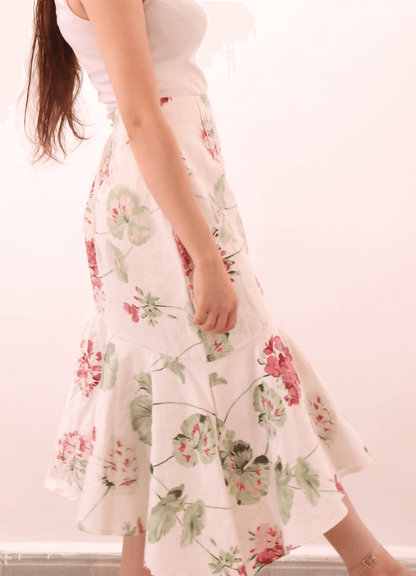 Femme portant une MONICA Jupe asymétrique-taille de 30 à 58 EU avec motif floral, patron de couture pdf à télécharger, coupe dynamique et moderne.