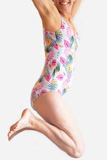 Femme portant un Maillot 1 pièce Mojito avec décolleté et patron de couture pdf à télécharger, motif tropical coloré.