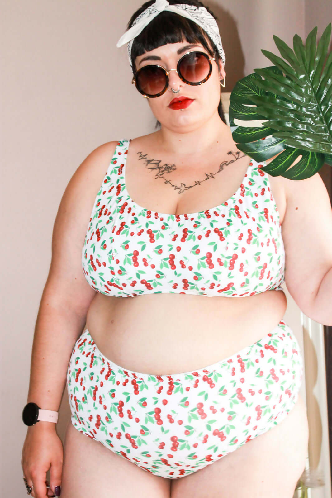 Maillot 2 pièces Pink Lady, tenue modulable, idéal baignades, patron de couture pdf à télécharger, femme portant bikini à motifs cerises.