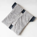 Manchon de poussette – Matriochka en tissu gris, patron de couture pdf à télécharger pour garder vos mains au chaud.