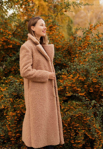 Femme portant un manteau "Manteau - XS|L - Fluffy Love" en automne, patron de couture pdf à télécharger, sans doublure, intermédiaire.