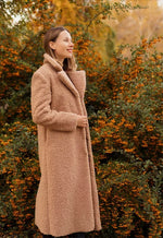 Femme portant un manteau "Manteau - XS|L - Fluffy Love" en automne, patron de couture pdf à télécharger, sans doublure, intermédiaire.