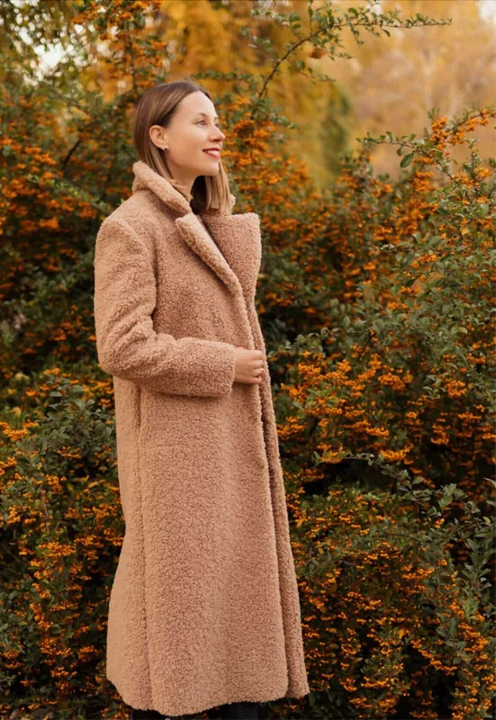 Femme portant un manteau "Manteau - XS|L - Fluffy Love" en automne, patron de couture pdf à télécharger, sans doublure, intermédiaire.