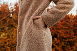 Détail du "Manteau - XS|L - Fluffy Love", patron de couture pdf à télécharger, montrant la texture du tissu non doublé.