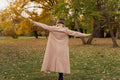 Manteau - XS|L - Fluffy Love patron de couture pdf à télécharger, modèle non doublé, femme dans un parc, automne