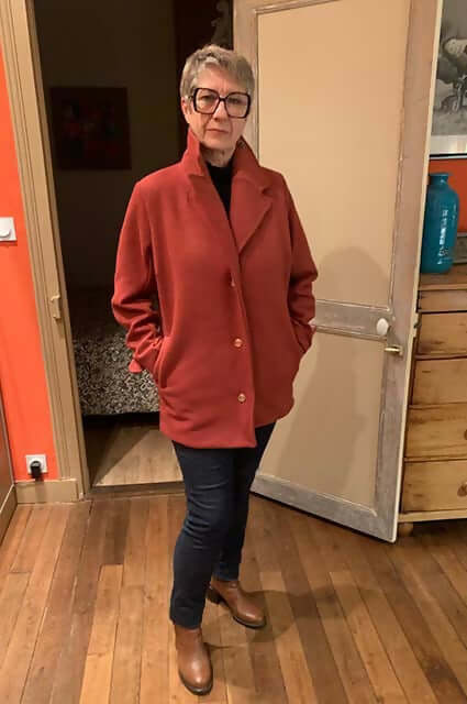 Femme portant le Manteau et Veste Jade, patron de couture pdf à télécharger, montrant le style caban avec boutons et poches passepoilées.