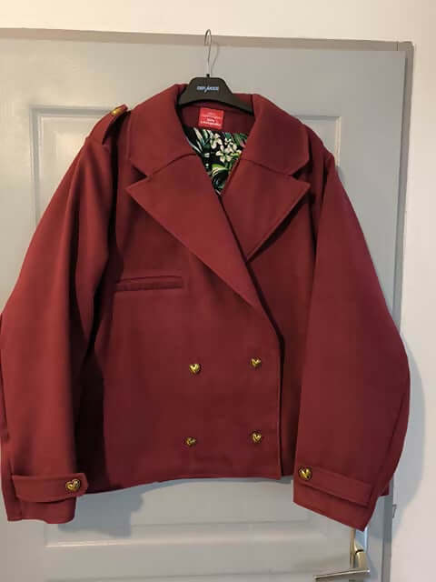 Manteau et Veste Jade avec boutons et poches passepoilées, patron de couture PDF à télécharger disponible.