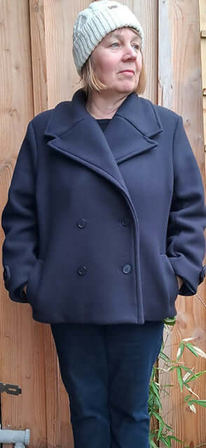 Femme portant le Manteau et Veste Jade, caban bleu avec boutons, patron de couture pdf à télécharger. Idéal pour l'hiver.