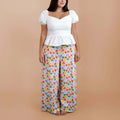 Femme portant le Méga Pack Yasmine – Top + Pantalon – Femmes & Enfants, patron de couture pdf à télécharger, design moderne et coloré