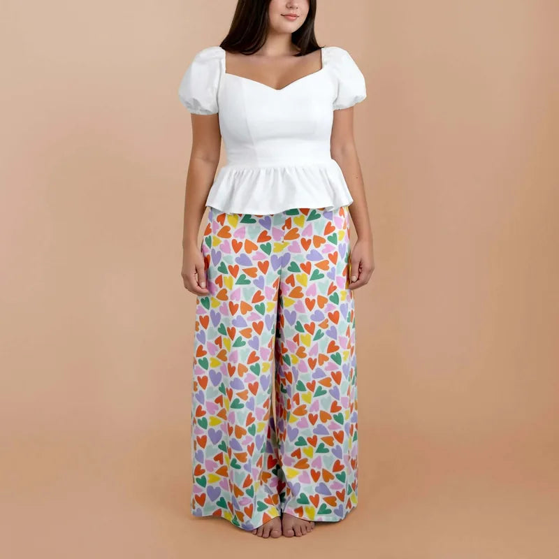 Femme portant le Méga Pack Yasmine – Top + Pantalon – Femmes & Enfants, patron de couture pdf à télécharger, design moderne et coloré