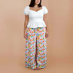 Femme portant le Méga Pack Yasmine – Top + Pantalon – Femmes & Enfants, patron de couture pdf à télécharger, design moderne et coloré