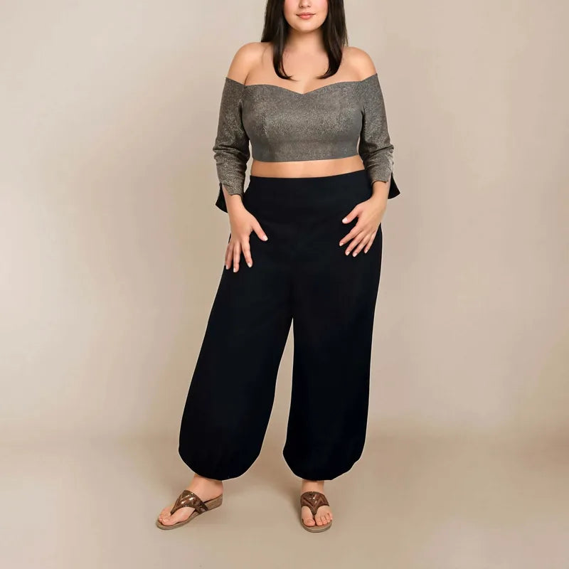 Femme portant Méga Pack Yasmine – Top + Pantalon – Femmes & Enfants, patron de couture pdf à télécharger, tenue coordonnée élégante.