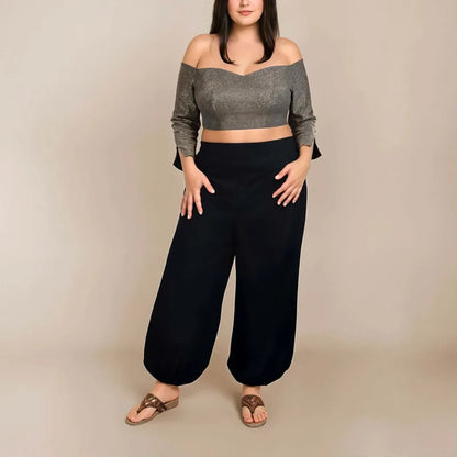 Femme portant Méga Pack Yasmine – Top + Pantalon – Femmes & Enfants, patron de couture pdf à télécharger, tenue coordonnée élégante.