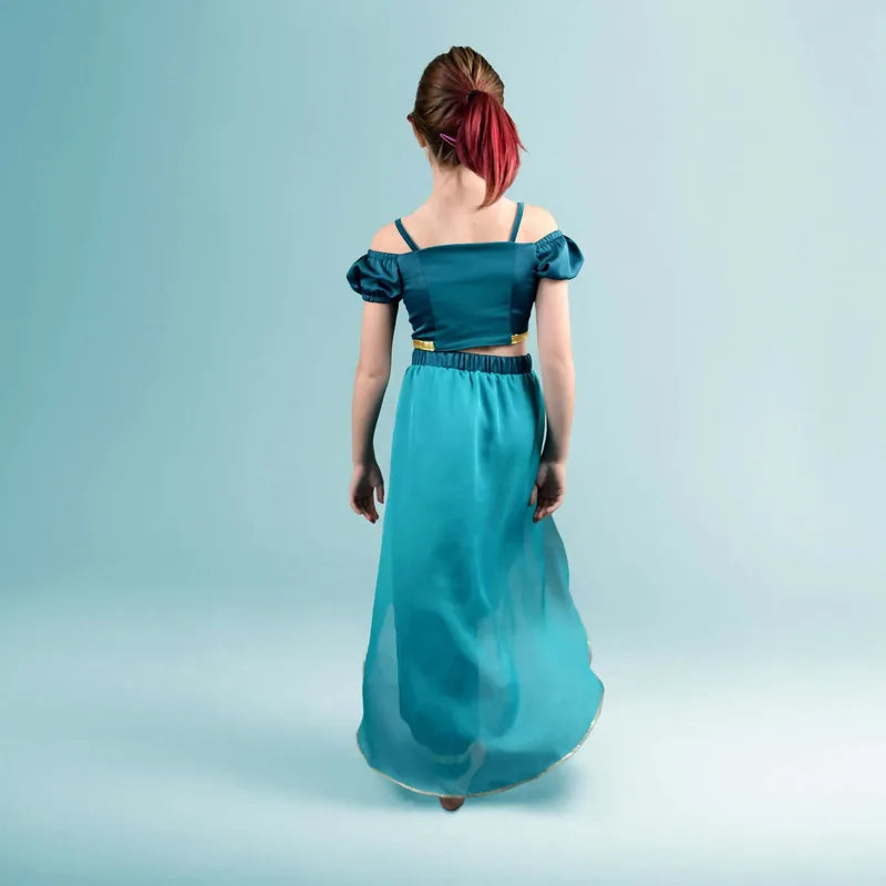 Fille portant une robe bleue de dos, illustrant le Méga Pack Yasmine – Top + Pantalon – Femmes & Enfants, patron de couture pdf à télécharger.