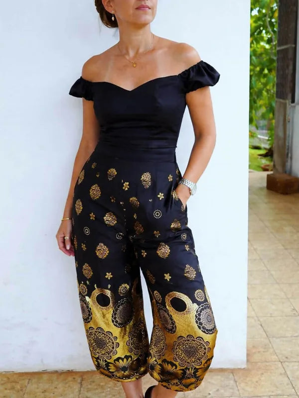 Tenue élégante femme en pantalon imprimé et top noir, mise en avant du style du Méga Pack Yasmine – Top + Pantalon – Femmes & Enfants.