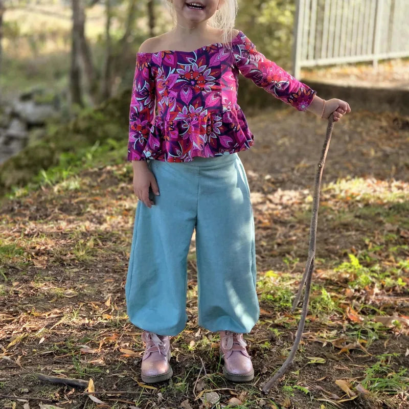 Enfant portant un ensemble de la collection Méga Pack Yasmine – Top + Pantalon – Femmes & Enfants, patron de couture pdf à télécharger.