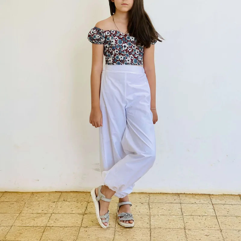 Fille portant Méga Pack Yasmine – Top + Pantalon – Femmes & Enfants, patron de couture pdf à télécharger, ensemble style moderne et confortable.