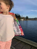 Enfant portant Mini-KEZIA - Doudoune sans manches mixte pour enfants du 2 au 16 Ans au bord d'un lac, patron de couture pdf à télécharger.