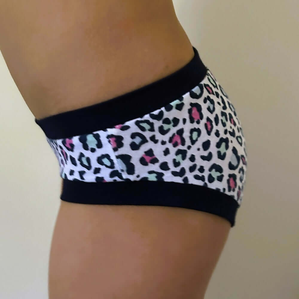 Culotte hipster Mini-NAT en jersey leopard, idéale pour un projet de couture rapide et confortable pour filles.