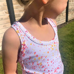 Enfant portant un Mini-ROXANA - Débardeur pour filles du 2 au 16 Ans, patron de couture pdf à télécharger.