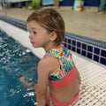 Enfant portant le Mini-ROXANA - Débardeur pour filles du 2 au 16 Ans près d'une piscine. Patron de couture pdf à télécharger.