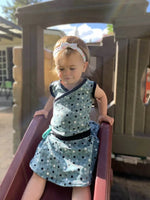 Fille portant Mini-SANDY - Robe cache-coeur pour filles du 2 au 16 Ans, patron de couture pdf à télécharger, taille 2 à 16 ans.