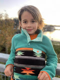 Enfant portant le Mini-SHERPA - Polaire mixte pour enfants du 2 au 16 Ans. Patron de couture pdf à télécharger.